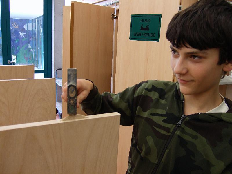 Projekt Theke53.JPG - Jens setzt die Flachdübel ein.